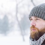 mężczyzna w czapce z brodą zimową porą