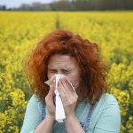 młoda kobieta z alergią na pyłki